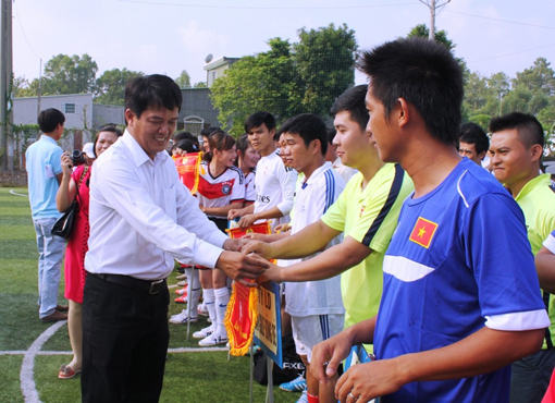 Ông Bùi Thanh Nhân, Phó Chủ tịch LĐLĐ tỉnh trao cờ lưu niệm cho các đội bóng tham dự giải bóng đá mini 